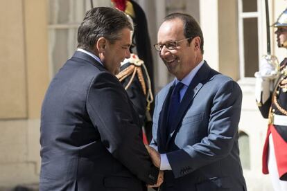  El presidente franc&eacute;s, Fran&ccedil;ois Hollande (d), saluda al ministro alem&aacute;n de Econom&iacute;a, Sigmar Gabriel (i), a su llegada a una reuni&oacute;n de socialdem&oacute;cratas europeos.