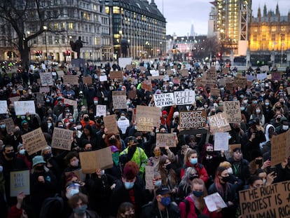 Manifestantes protestan por la inseguridad de las mujeres en las calles, el martes en Londres.