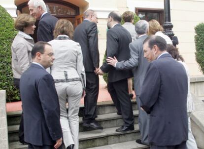 Javier Balza, Ibarretxe y el resto de los miembros del Gobierno en funciones, tras una comparecencia conjunta en Gernika en junio de 2007.