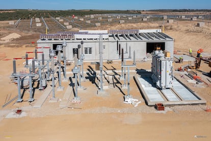 Planta fotovoltaica sevillana El Berrocal, en construcción por parte de Ferrovial.