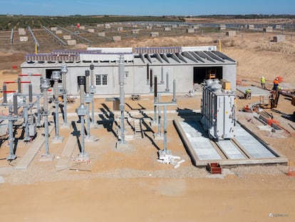 Planta fotovoltaica sevillana El Berrocal, en construcción por parte de Ferrovial.