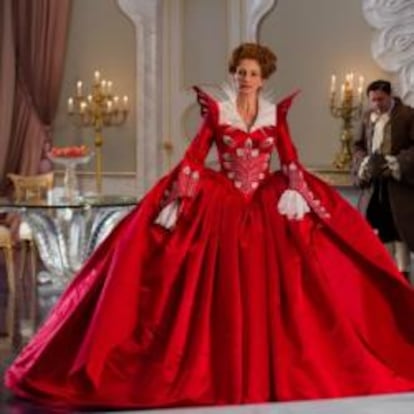 Julia Roberts, en su papel de la malvada madrastra de Blancanieves (Mirror, mirror)