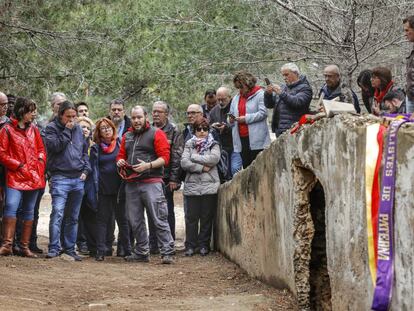 La consejera Rosa Pérez (a la izquierda) y Pablo Iglesias, en el 'paredón de España' de Paterna, en abril de 2019.