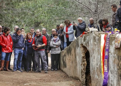 La consejera Rosa Pérez (a la izquierda) y Pablo Iglesias, en el 'paredón de España' de Paterna, en abril de 2019.