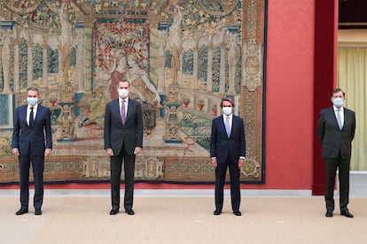 El rey Felipe VI, junto con el presidente del Real Instituto Elcano, Emilio Lamo de Espinosa, y los expresidentes del Gobierno José Luis Rodríguez Zapatero, José María Aznar y Mariano Rajoy, asistió este lunes a la reunión anual del patronato del Real Instituto Elcano. Asimismo, el próximo miércoles el monarca asistirá en Valencia a la clausura del XIX congreso de directivos CEDE, que lleva por título 'El tiempo del liderazgo transformador', que se celebrará en el Palau de les Arts Reina Sofía de Valencia. 