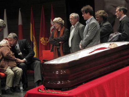 Dirigentes de CC OO consuelan a Josefina, la viuda de Marcelino Camacho, y a su hijo ante el féretro con sus restos. Sentado junto a ella, José María Fidalgo, ex secretario general, y de pie, en segundo lugar, Ignacio Fernández Toxo, actual líder del sindicato.