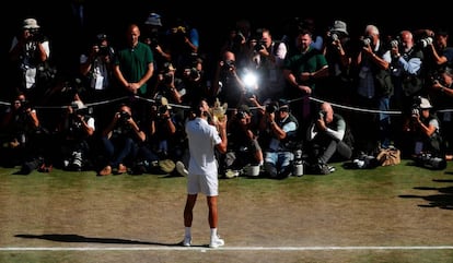 Djokovic posa con el trofeo de Wimbledon tras batir a Anderson en la final de este domingo.