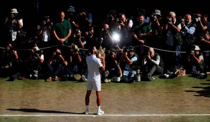 Djokovic posa con el trofeo de Wimbledon tras batir a Anderson en la final de este domingo.