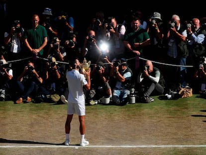 Djokovic posa con el trofeo de Wimbledon tras batir a Anderson en la final de este domingo.