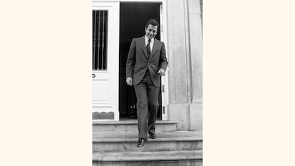 Adolfo Suárez, el 30 de enero de 1981, a su salida del palacio de la Zarzuela, donde fue consultado por el Rey sobre su candidato a sucederle en la Presidencia del Gobierno tras su dimisión, un día antes.