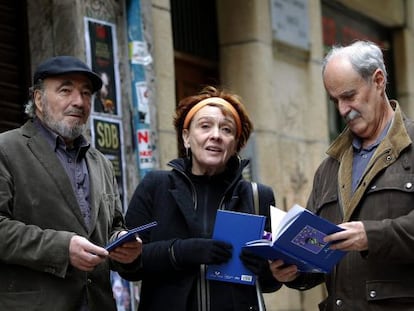 Jos&eacute; Luis Zumeta, Marisol Bastida y Juan Cruz Igarbide, minutos antes de la presentaci&oacute;n de &#039;Xume. Laboa Zumetarenean&#039;.