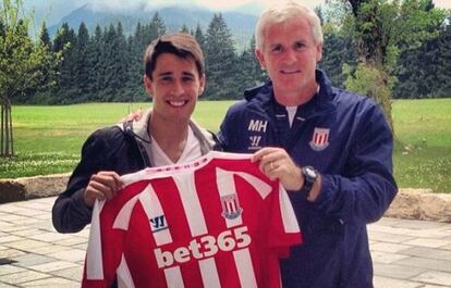 Bojan, junto a Hughes, durante su presentación con el Stoke City.