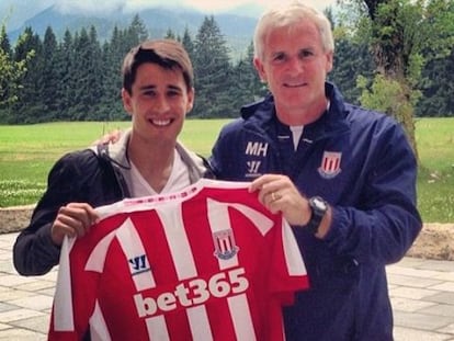 Bojan, junto a Hughes, durante su presentación con el Stoke City.