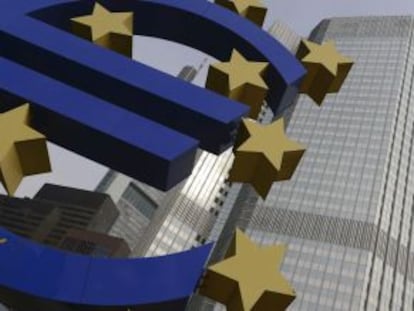 Vista del logotipo del euro frente a la sede del Banco Central Europeo 