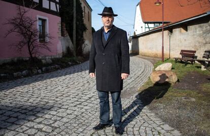 El exalcalde de Tröglitz (este de Alemania) Markus Nierth, que sufrió amenazas neonazis, en la puerta de su casa.