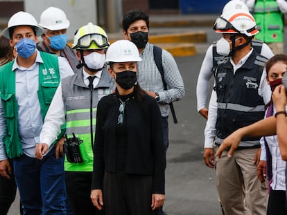 La jefa de Gobierno, Claudia Sheinbaum, recorre la zona del derrumbe del metro de Ciudad de México, el 4 de mayo.
