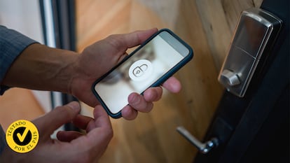una persona usando su móvil para abrir su Cerradura inteligente.