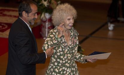 La Duquesa de Alba y el torero Francisco Esplá, después de recibir la Medalla al Mérito en las Bellas Artes 2009 de mano de los Príncipes de Asturias.