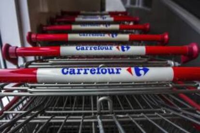 Logo de la firma de supermercados francesa Carrefour impresa en varios carritos de la compra. EFE/Archivo