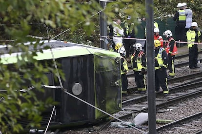 Los equipos de emergencia, junto al tren que ha descarrilado este mi&eacute;rcoles en Londres