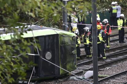 Los equipos de emergencia, junto al tren que ha descarrilado este mi&eacute;rcoles en Londres