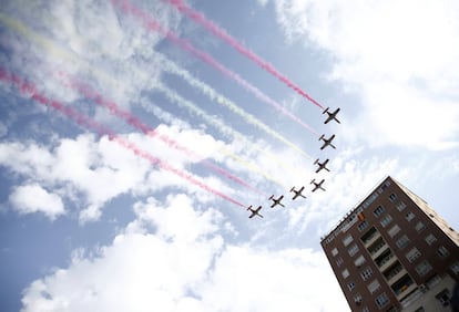 La Patrulla Águila dibuja la bandera de España en el cielo.