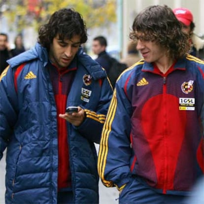 Raúl y Puyol, durante el paseo de la selección española por el casco viejo de Bratislava.