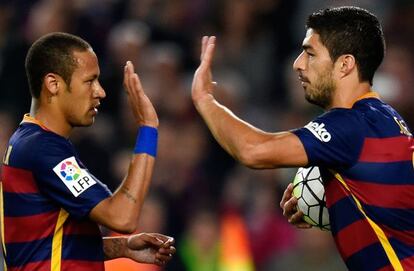 Luis Suárez dóna la pilota a Neymar després del partit.