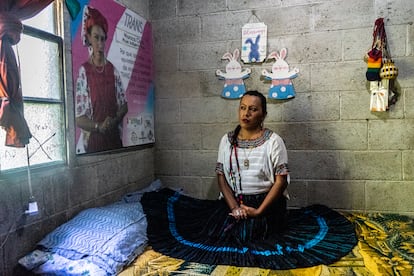 Retrato de Mónica Estefanía Chub Caal, mujer trans maya, en su casa de San Pedro Carchá (Alta Verapaz, Guatemala)