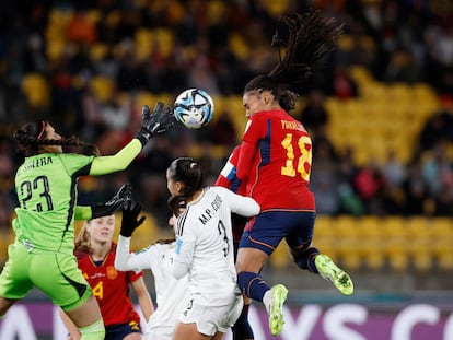 Salma Paralluelo remata de cabeza durante el partido de España y Costa Rica, primer encuentro de la fase de grupos del Mundial de Australia y Nueva Zelanda, este viernes.