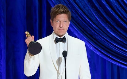 Thomas Vinterberg recibe el Oscar a mejor película internacional por 'Otra ronda'.