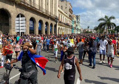 La chispa comenzó en el pequeño poblado habanero de San Antonio de los Baños, donde cientos de personas se echaron a la calle por los largos apagones y en demanda de ser vacunados, pero después pidiendo “libertad” y cambios políticos. La protesta se extendió por las redes sociales hasta La Habana.