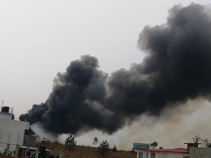El avión provenía de Dhaka, capital de Bangladés, y ha sufrido el accidente en la ciudad nepalí a las 14.20 hora local. En la imagen, el humo se expande tras el accidente.