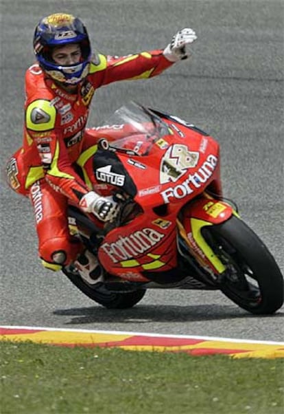 Jorge Lorenzo da la vuelta de honor.