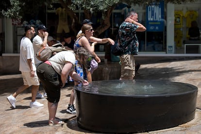 Málaga (España) 27/06/2025 Numerosos turistas pasean por el centro histórico de Málaga con sombreros, gorras y abanicos, mientras se refrescan por las fuentes y se resguardan a la sombra por la ola de calor que ha elevado las temperaturas en el día de hoy. 
Foto: García-Santos