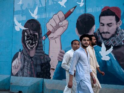 Un mural con la cara de una mujer que acaba de votar tachada con pintura negra, en Kabul.