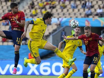 El jugador de España, Dani Olmo, cabecea el balón en una acción del partido ante Suecia.
