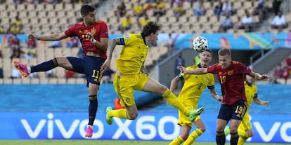 El jugador de España, Dani Olmo, cabecea el balón en una acción del partido ante Suecia.