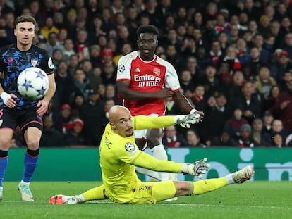 Saka hace el segundo gol del Arsenal ante el Sevilla.