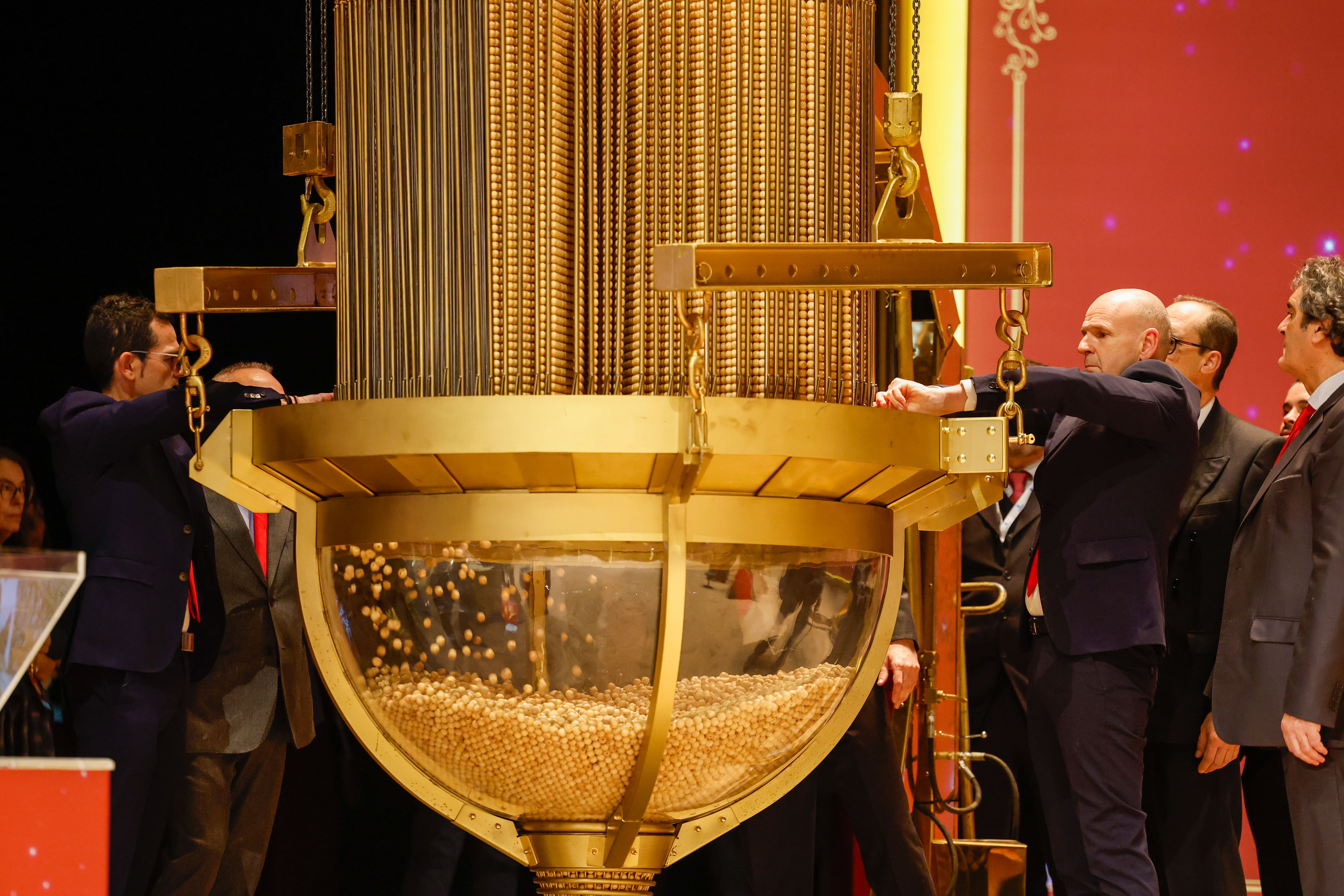 Las bolas en los bombos: Últimos preparativos para el sorteo del Gordo
