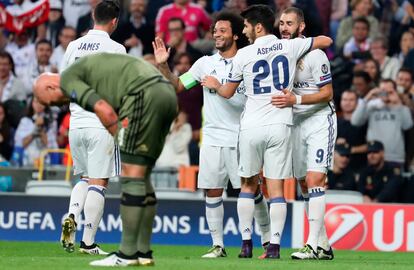 Marcelo celebra su gol conseguido ante el Legia de Varsovia junto a su compañeros.