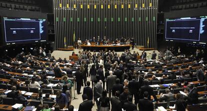 Deputados votam emendas ao projeto.