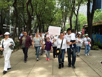 Un grupo de personas caminó desde el Monumento de la Independencia al Zócalo de la Ciudad de México para protestar por la parálisis ministerial en el caso 'Matatena', un colegio del sur de la ciudad en el que nueve niños fueron abusados, presuntamente por el esposo de la directora, Rafael Duarte. 