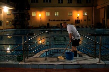 Un trabajador limpia una de las piscinas del Balneario Lukacs. Abren de lunes a domingo de seis de la mañana a diez de la noche.