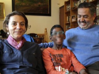 Mahesh posa junto a sus padres en el domicilio familiar el pasado marzo.