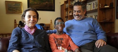 Mahesh posa junto a sus padres en el domicilio familiar el pasado marzo.
