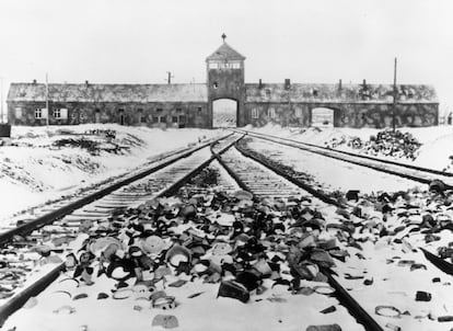 Entrada al campo de concentración de Auschwitz, en Polonia, con efectos personales de deportados en plena vía del tren, en una imagen datada en 1945.