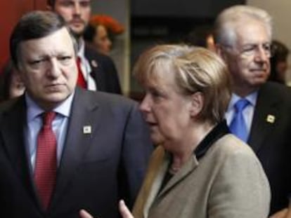 Jose Manuel Barroso junto con Angela Merkel, Mario Monti y Mariano Rajoy en una cumbre europea informal en Bruselas