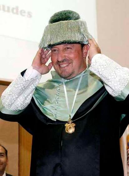 El entrenador del Liverpool, Rafael Benítez, durante el acto en el que ha sido investido como doctor 'honoris causa' por la Universidad Miguel Hernández (UMH) de Elche.