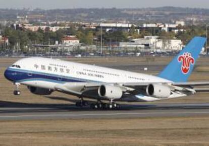 Fotografía de archivo del primer Airbus A380 entregado a las aerolíneas China Southern Airlines, en el aeropuerto Toulouse-Blagnc (Francia). EFE/archivo